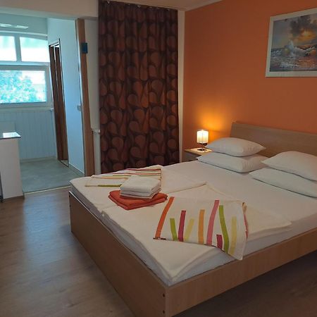 Studio Apartments Maslinik Krk Town Luaran gambar