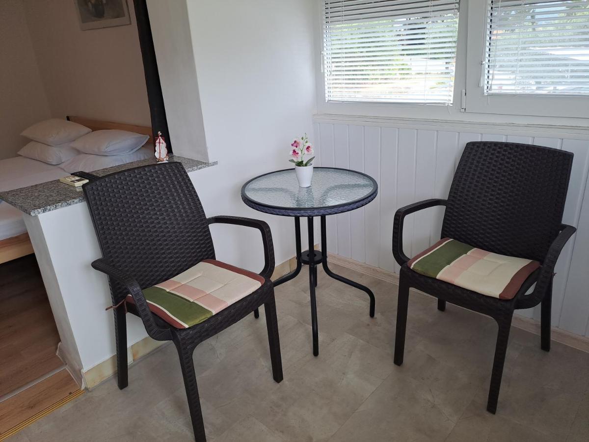 Studio Apartments Maslinik Krk Town Luaran gambar