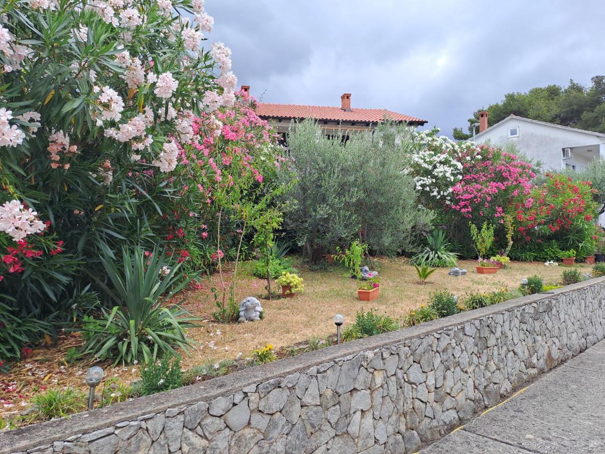 Studio Apartments Maslinik Krk Town Luaran gambar