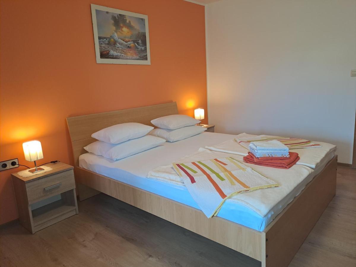Studio Apartments Maslinik Krk Town Luaran gambar