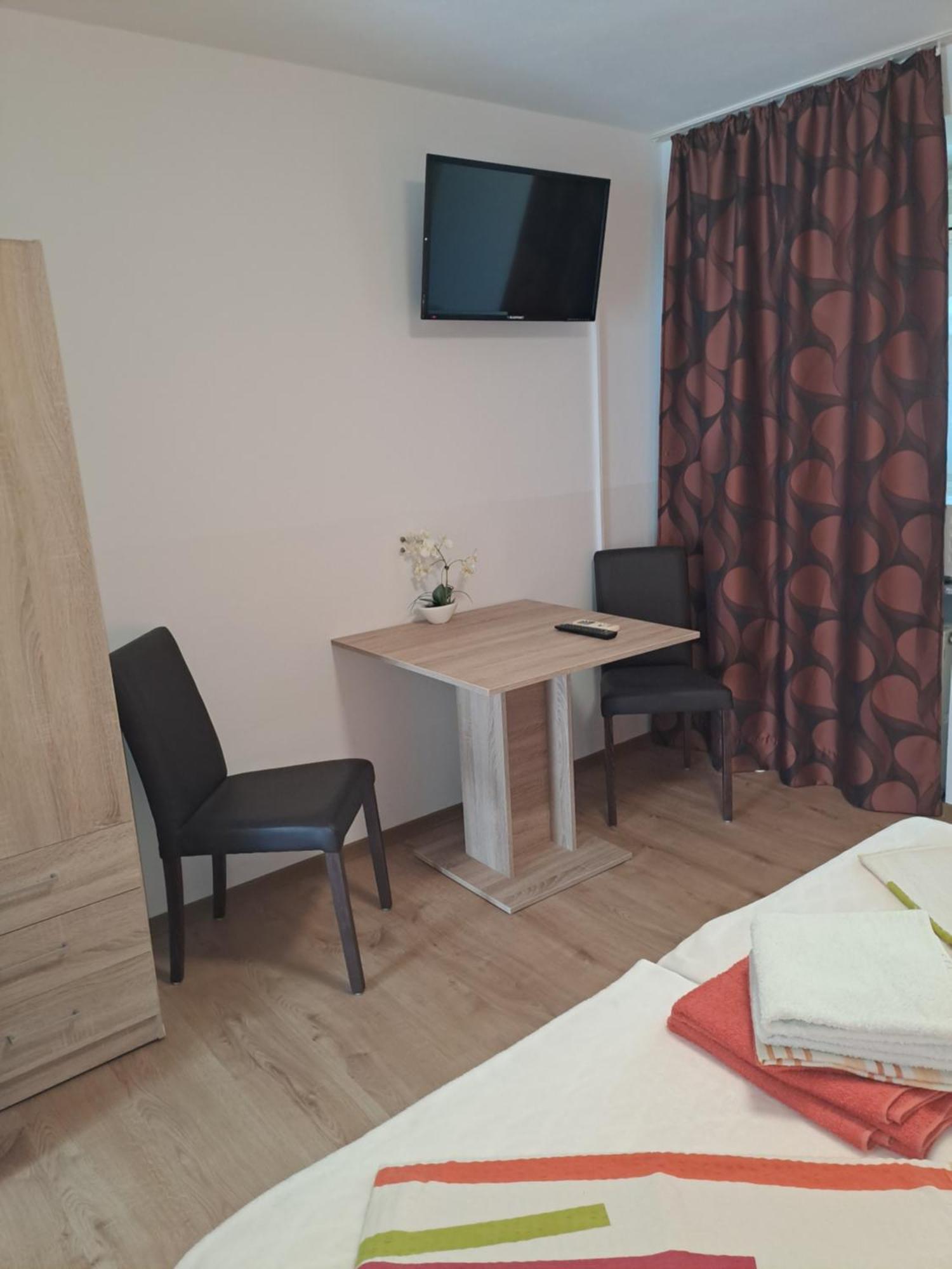 Studio Apartments Maslinik Krk Town Luaran gambar