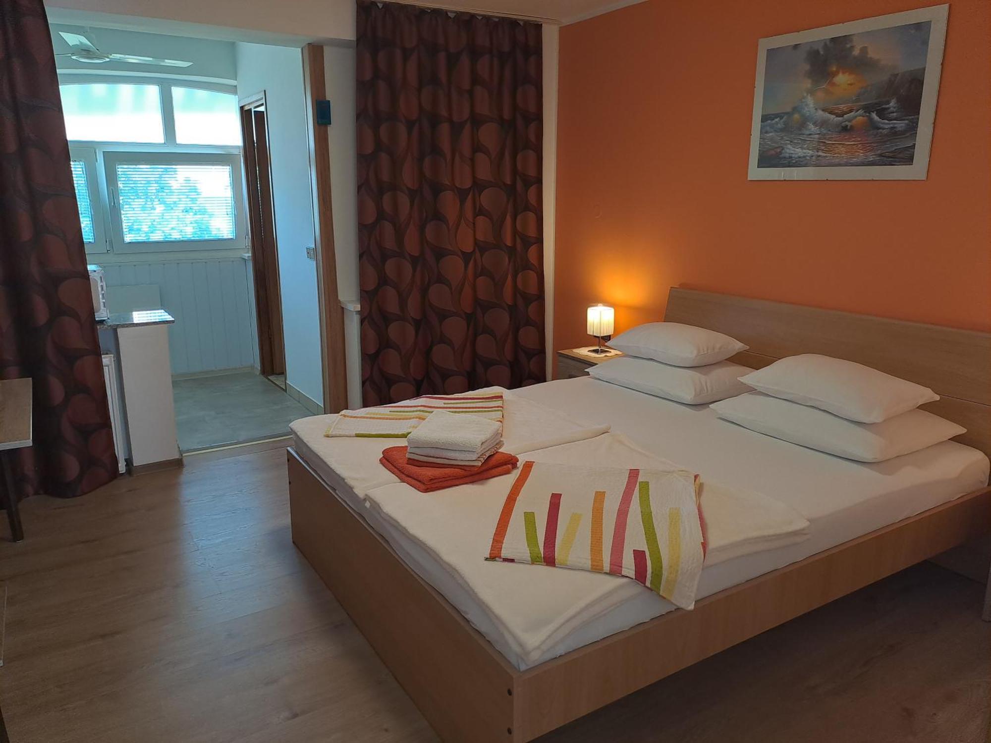 Studio Apartments Maslinik Krk Town Luaran gambar