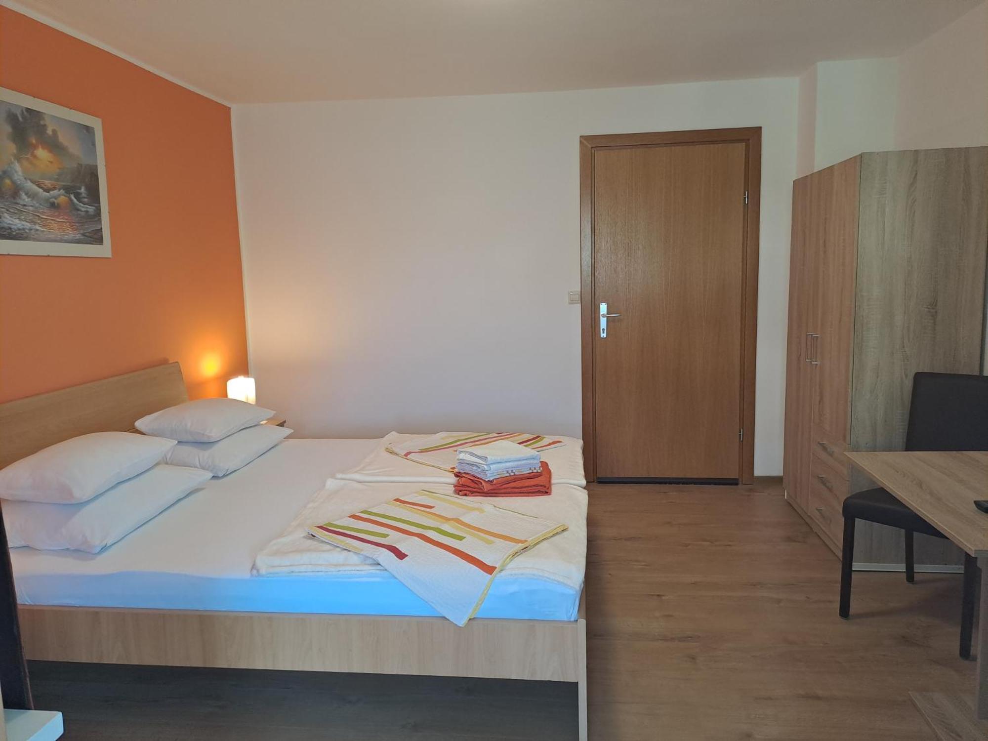 Studio Apartments Maslinik Krk Town Bilik gambar