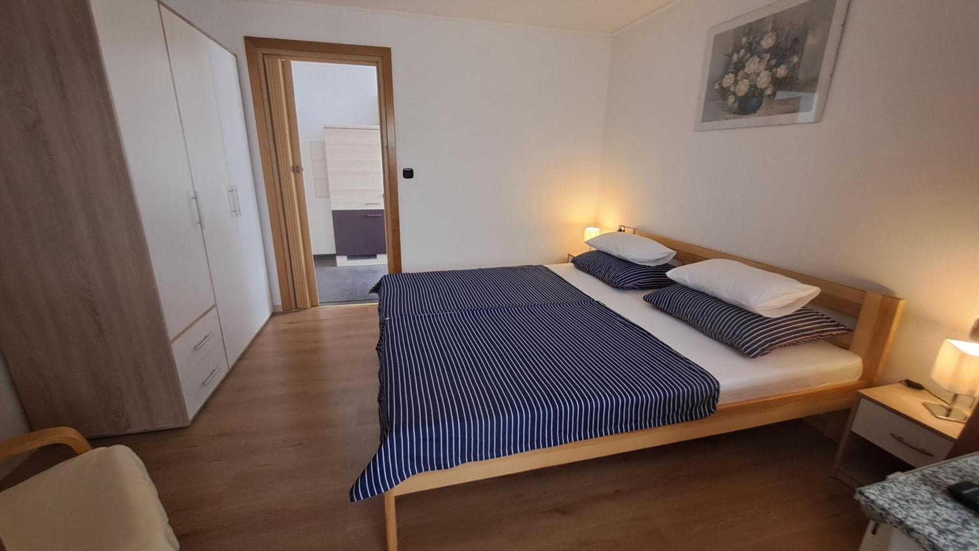 Studio Apartments Maslinik Krk Town Luaran gambar