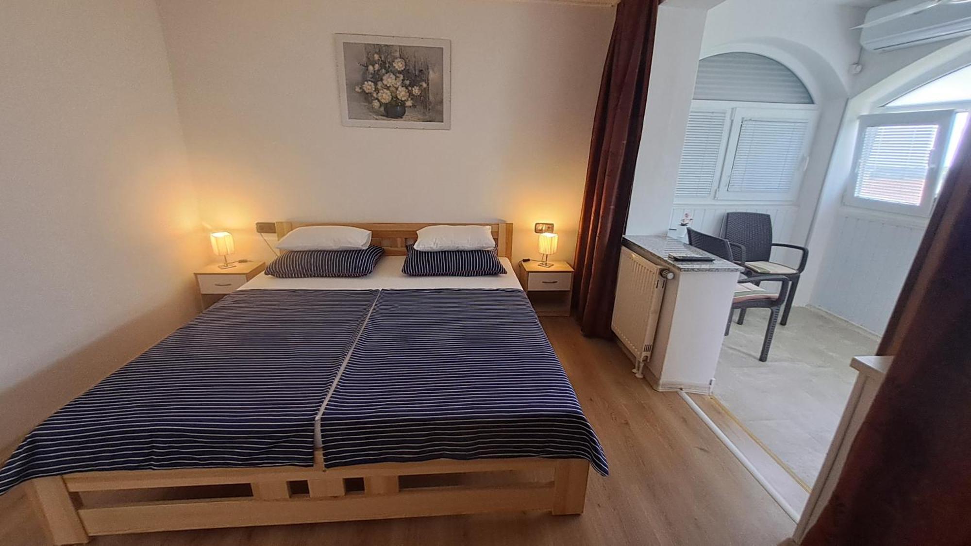Studio Apartments Maslinik Krk Town Luaran gambar