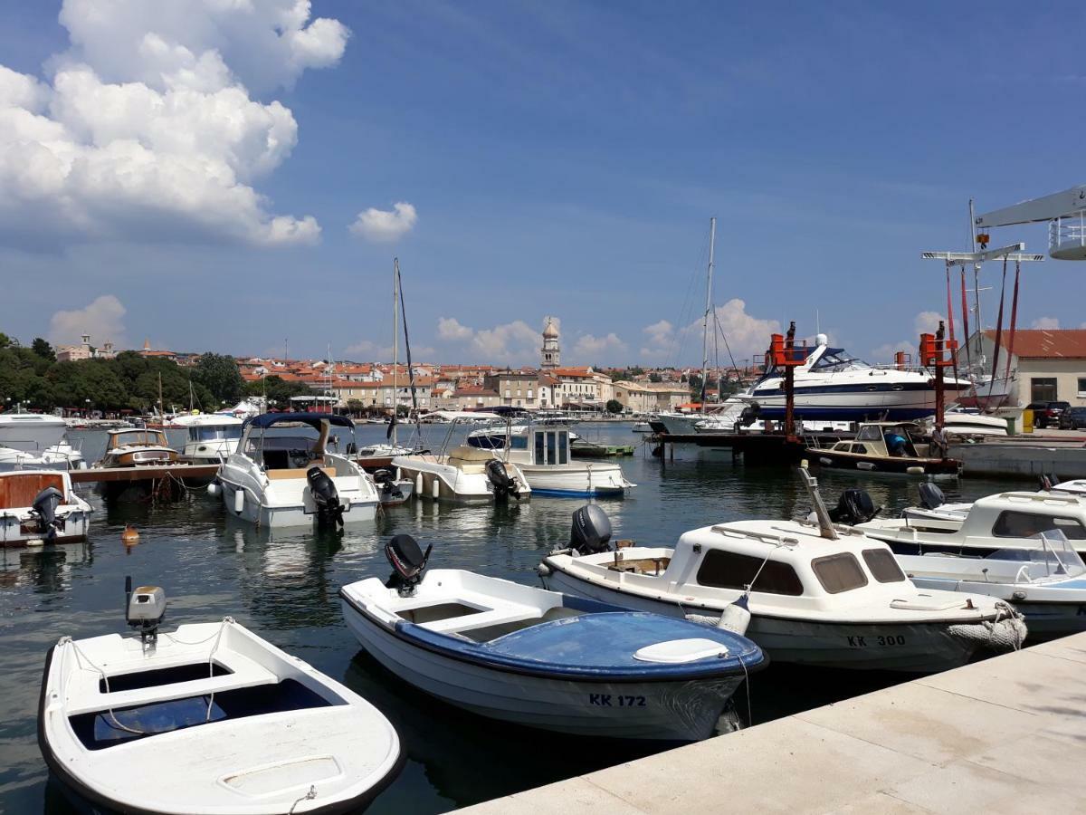 Studio Apartments Maslinik Krk Town Luaran gambar